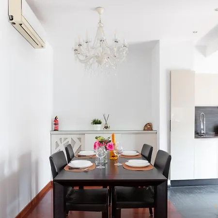 Imperium Trastevere Flat - 4-6 Pax, Jacuzzi, A-c, Panoramic View, 2 Baths アパート ローマ
