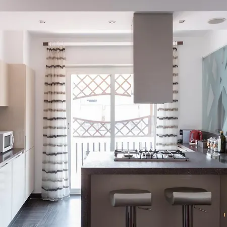 アパート Imperium Trastevere Flat - 4-6 Pax, Jacuzzi, A-c, Panoramic View, 2 Baths ローマ