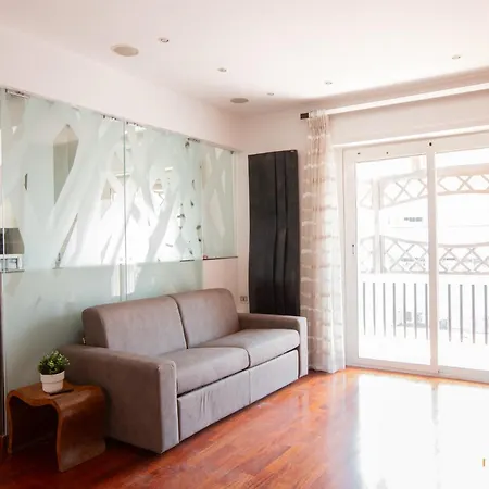 アパート Imperium Trastevere Flat - 4-6 Pax, Jacuzzi, A-c, Panoramic View, 2 Baths ローマ